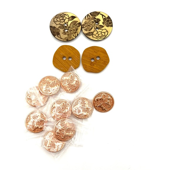 Other - Lot of Artistic Gold and Flower Buttons